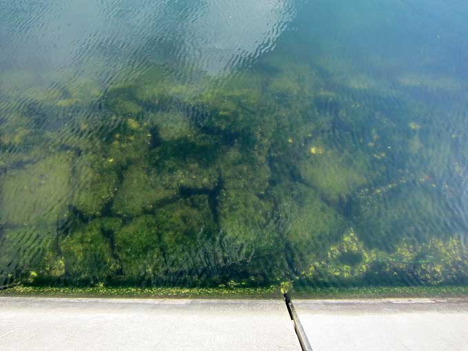 岸寄りは石畳み