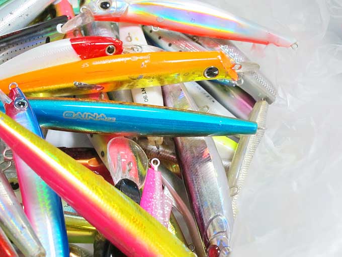 ルアーをビニール袋へ
