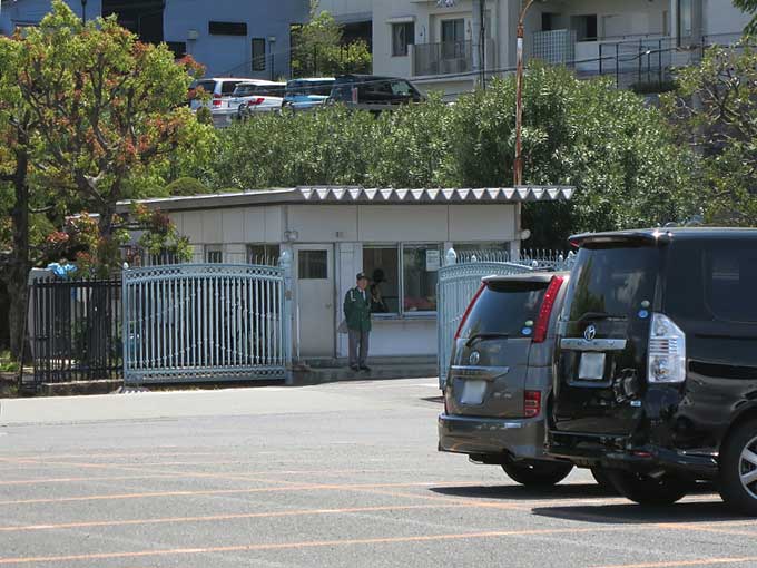 阪神競馬場・東門の守衛室