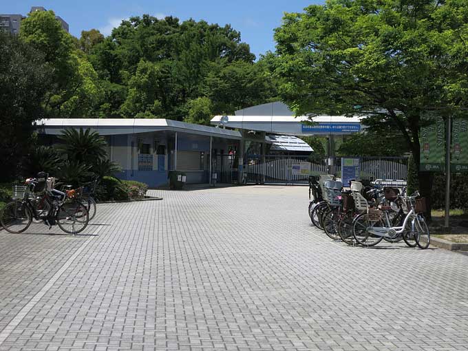 阪神競馬場・東門前