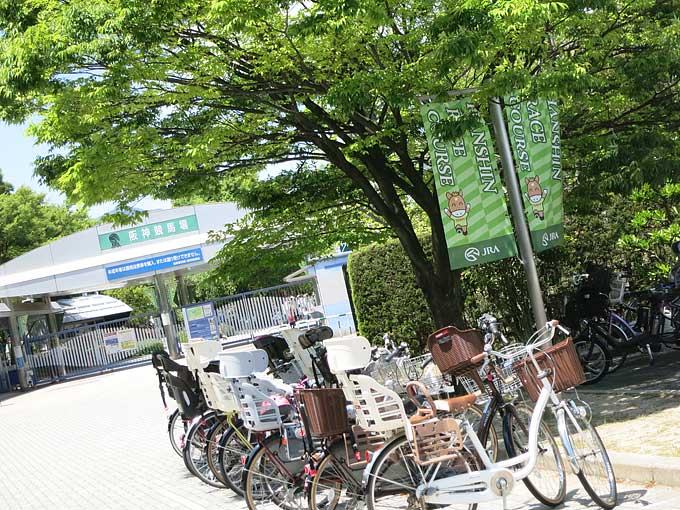 阪神競馬場・東門前