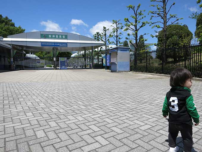 阪神競馬場・東門