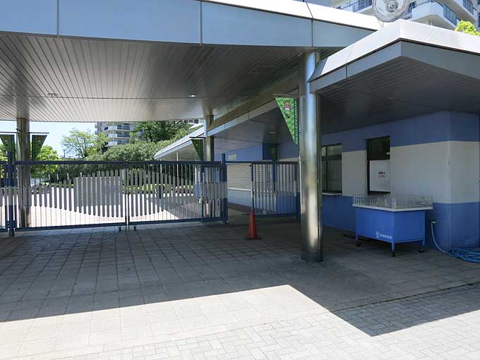 阪神競馬場・公園入り口