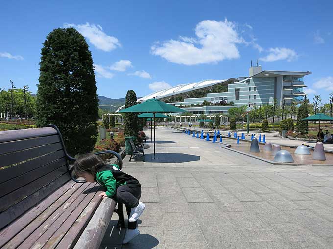 阪神競馬場・セントウルガーデンのベンチ