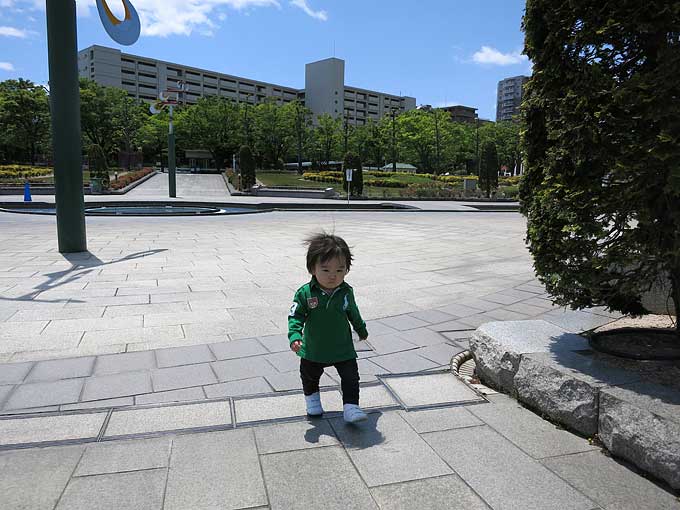 阪神競馬場・セントウルガーデンから馬場へ