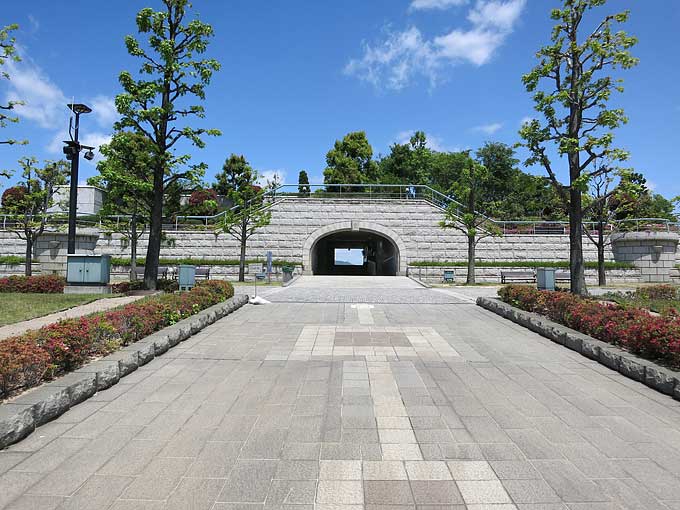 阪神競馬場・セントウルガーデンから馬場へ