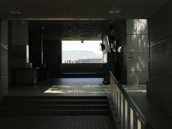 阪神競馬場・セントウルガーデンから馬場へ