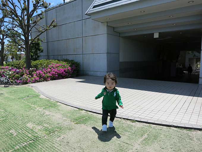 阪神競馬場・セントウルガーデンから馬場へ
