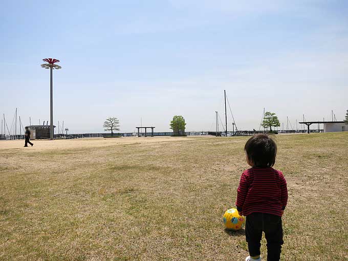 新西宮ヨットハーバー駐車場横の広場