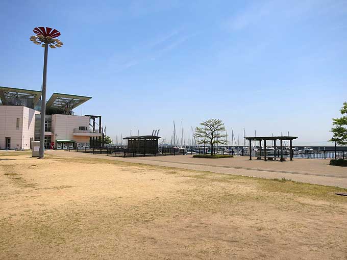 新西宮ヨットハーバーの建物・トイレ