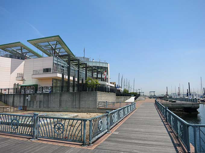 新西宮ヨットハーバーのマリーナの建物
