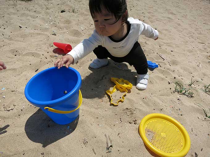 砂浜でお砂遊び