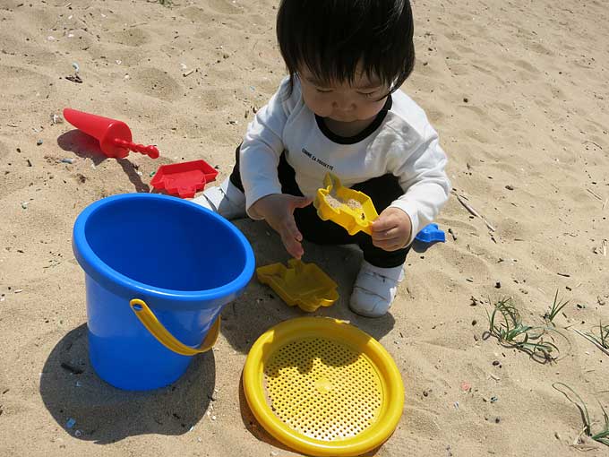 砂浜でお砂遊び