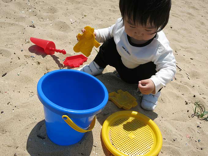 砂浜でお砂遊び
