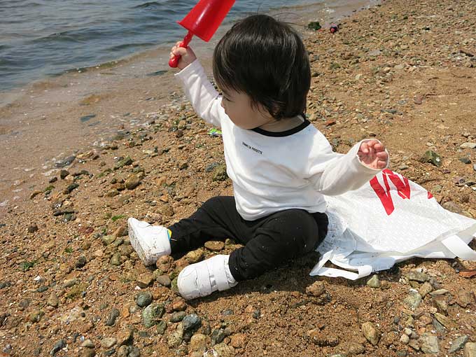 波打ち際でお砂遊び