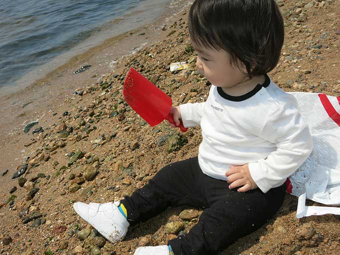 波打ち際でお砂遊び