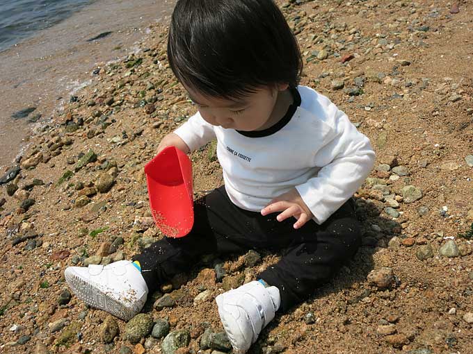 波打ち際でお砂遊び