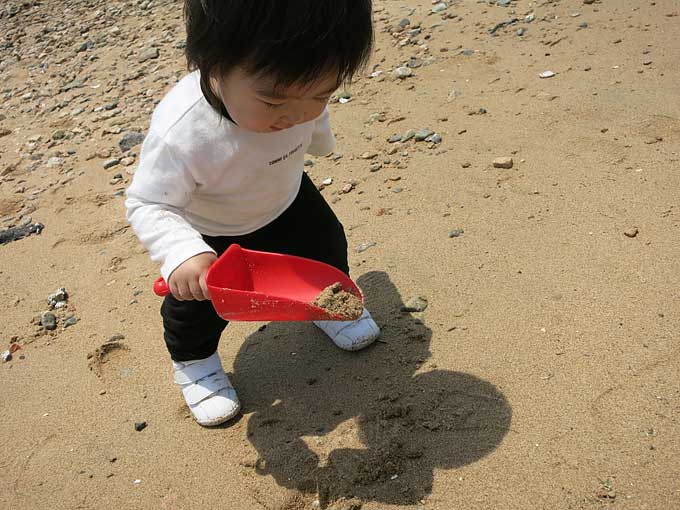 波打ち際でお砂遊び