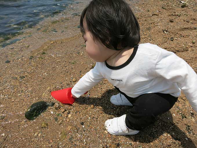 波打ち際でお砂遊び