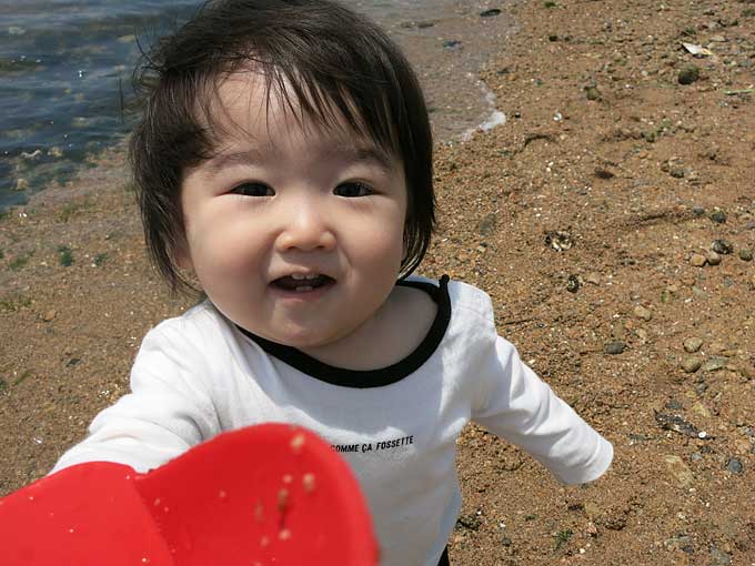 波打ち際でお砂遊び