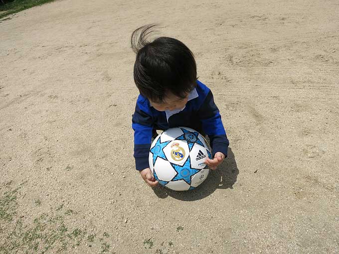 サッカーボールで遊ぶ