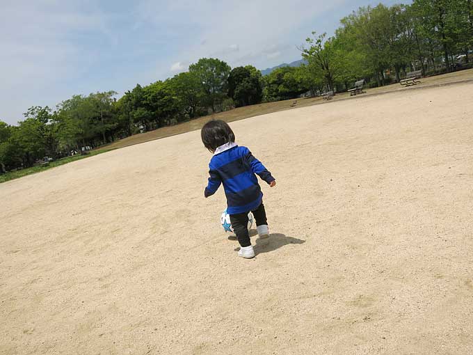 サッカーボールで遊ぶ
