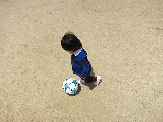 サッカーボールで遊ぶ