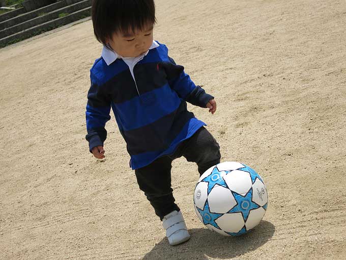 サッカーボールで遊ぶ