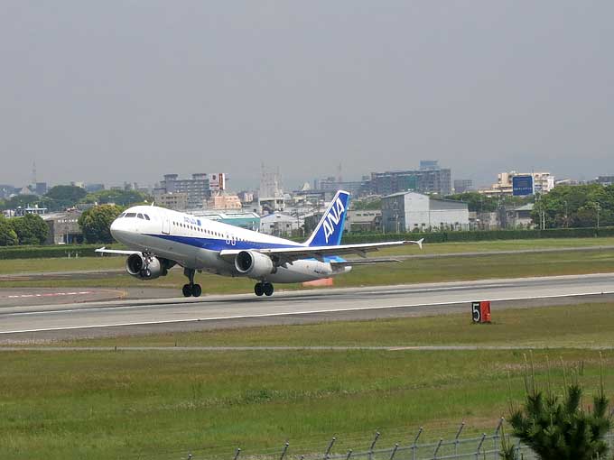 伊丹スカイパーク・飛行機の離陸