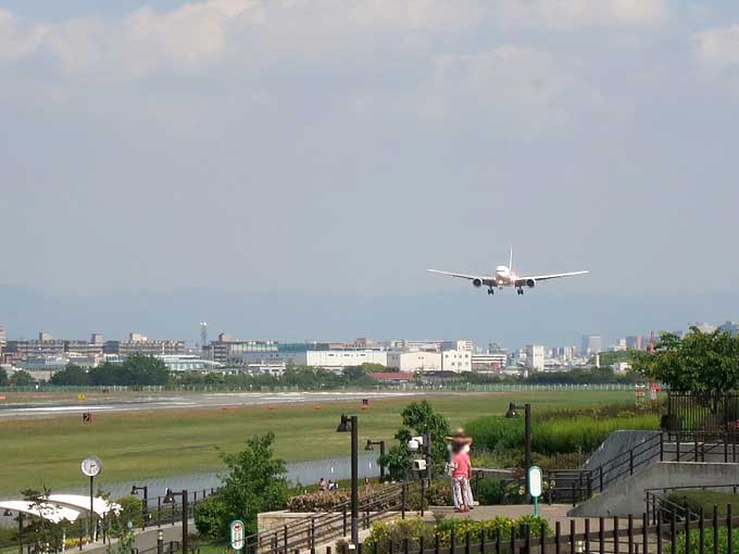 伊丹スカイパーク・飛行機の着陸