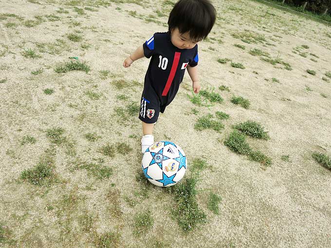 ベビー幼児用のサッカー日本代表ユニフォームでサッカー