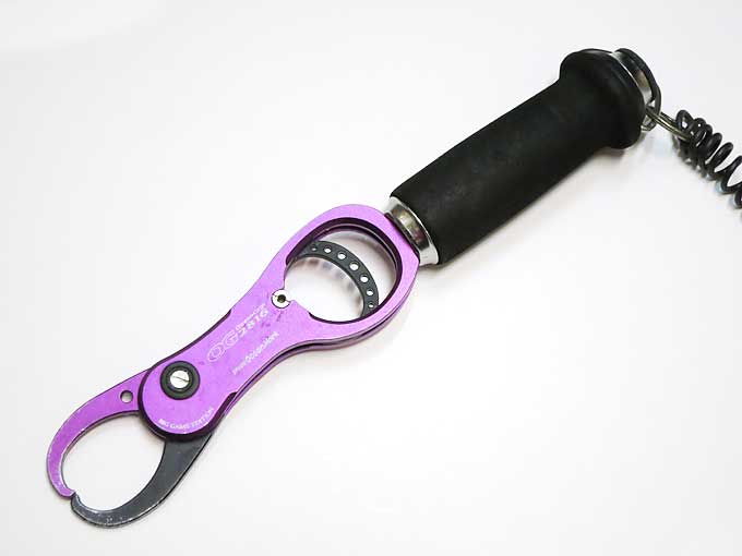 フィッシュグリップ(シーバスを挟むやつ)