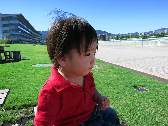 お菓子を食べながら…