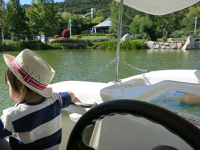 鯉のエサをあげる