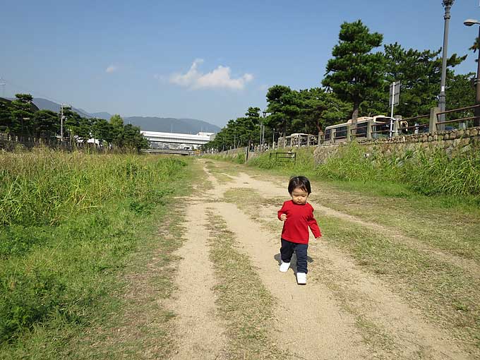 河川敷を歩く