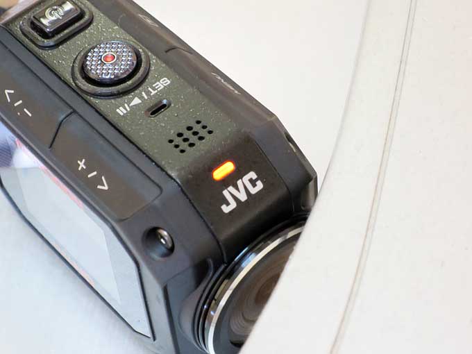 JVC GC-XA2充電中