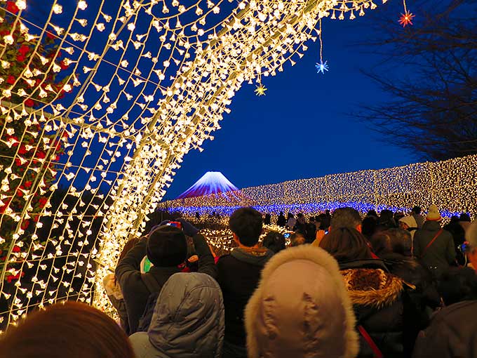 光のトンネルから富士山
