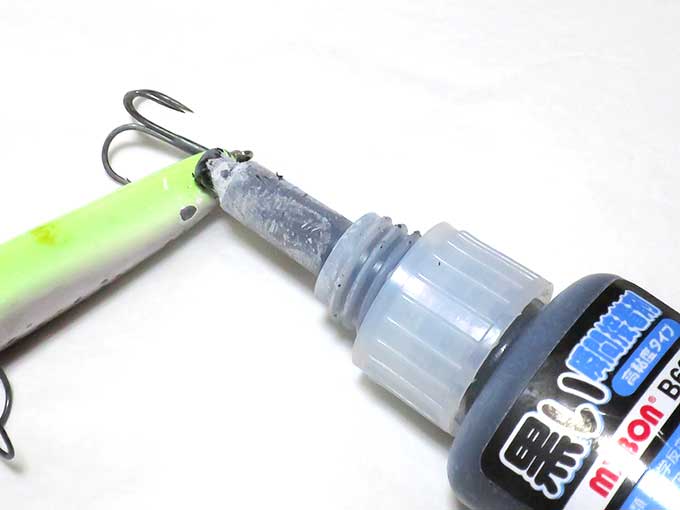 黒い接着剤を塗る