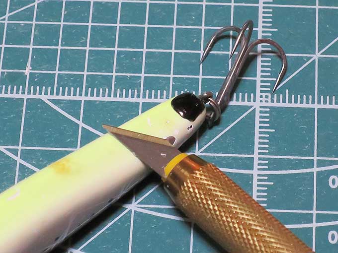 黒い接着剤を削る