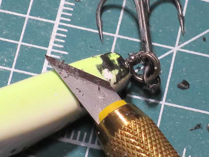 黒い接着剤を削る