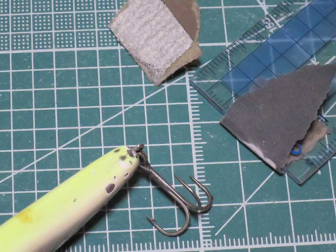 紙ヤスリで擦る