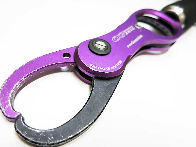 フィッシュグリップ(シーバスを挟むやつ)とフックの外し方