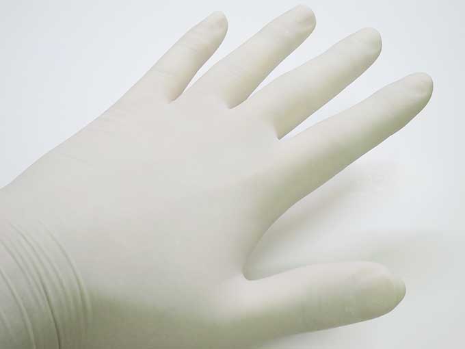 まずはゴム手袋を装着