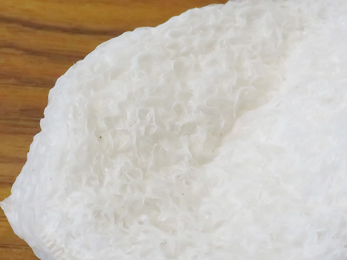 、こんにゃくいもを原料とし、100%天然素材