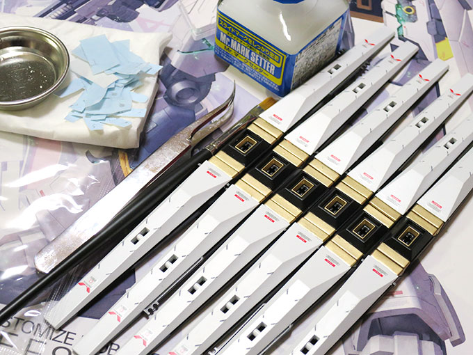 フィンファンネルのデカール貼り