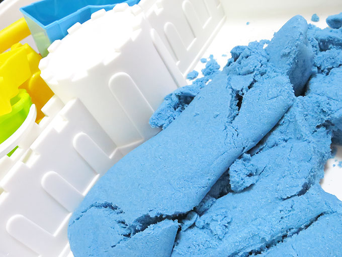 キネティックサンドをテーブルへ