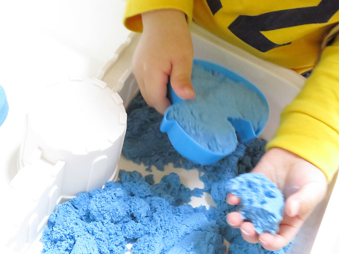 キネティックサンドを型に入れて