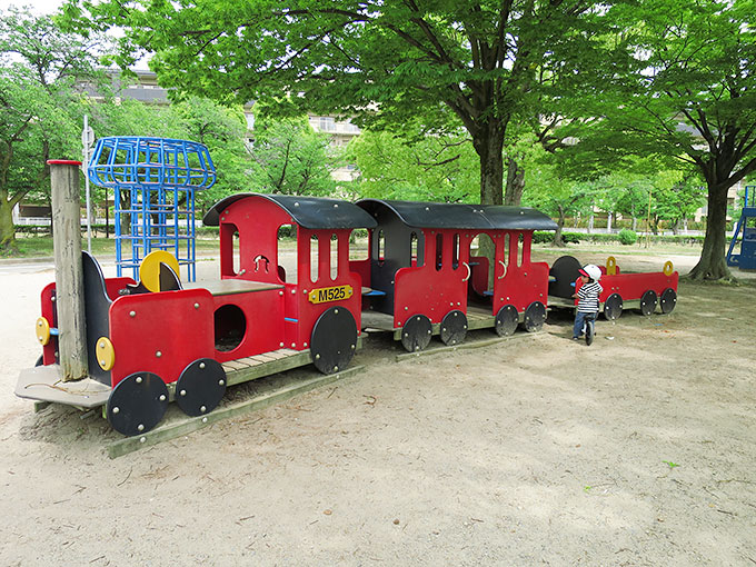 交通公園の遊具で遊ぶ