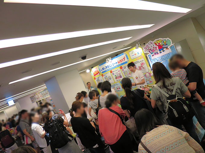 グッズ売り場は混雑!