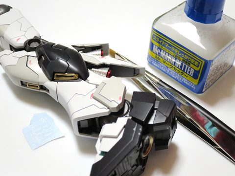 曲面や切れ目があるガンプラのデカールの貼り方